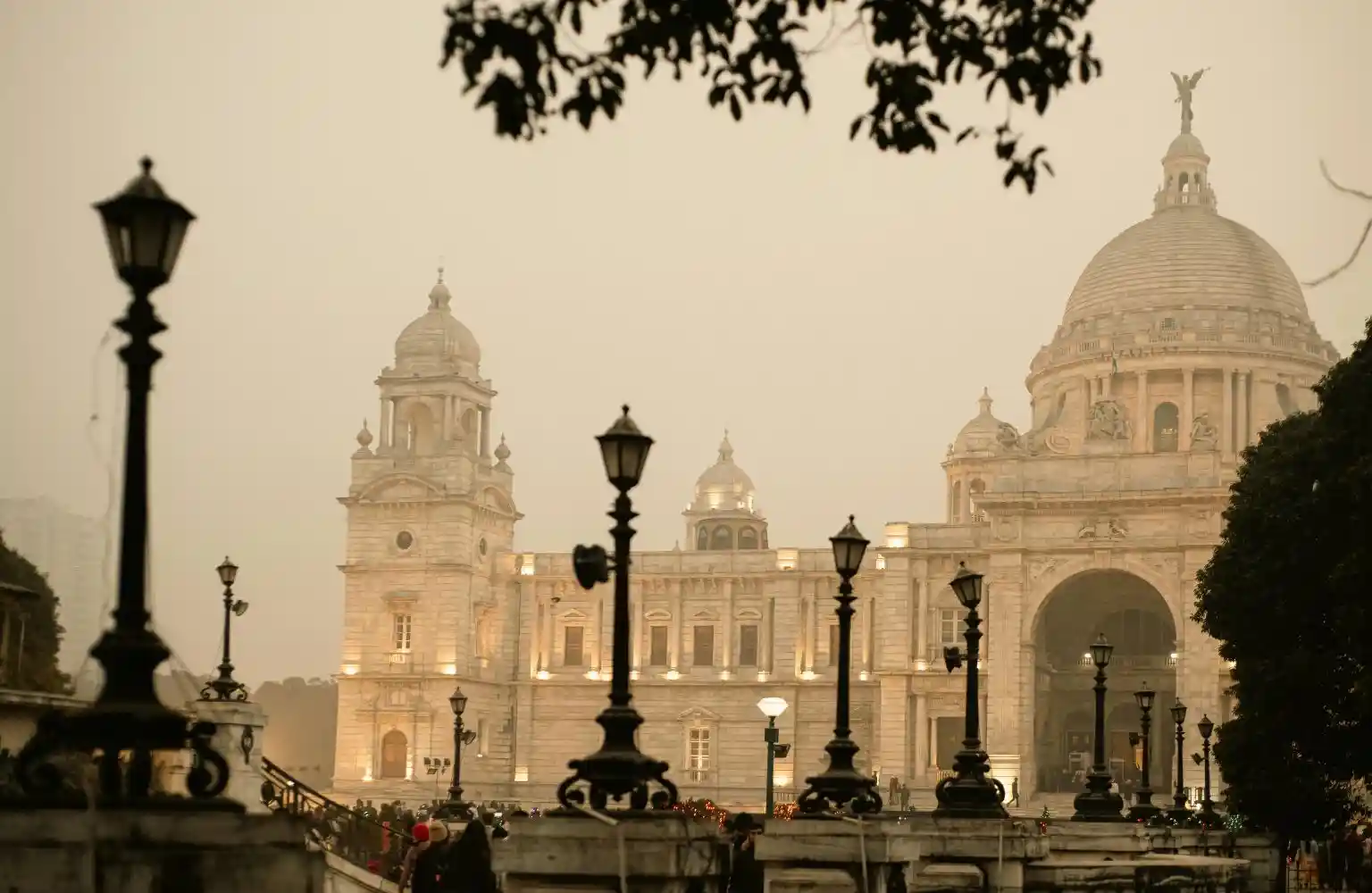 Victoria Memorial Kolkata representing pickup for luxury Sundarban one day tour
